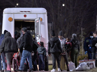 特朗普上任首日，ICE逮捕308名非法移民